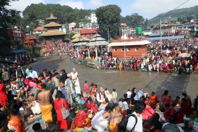 आज कुशेऔशी, बुबाको मुख हेर्ने दिन : पितृप्रति श्रद्धा प्रकट गर्न बिहानैदेखि गोकर्णेश्वरमा भक्तजनको भीड   